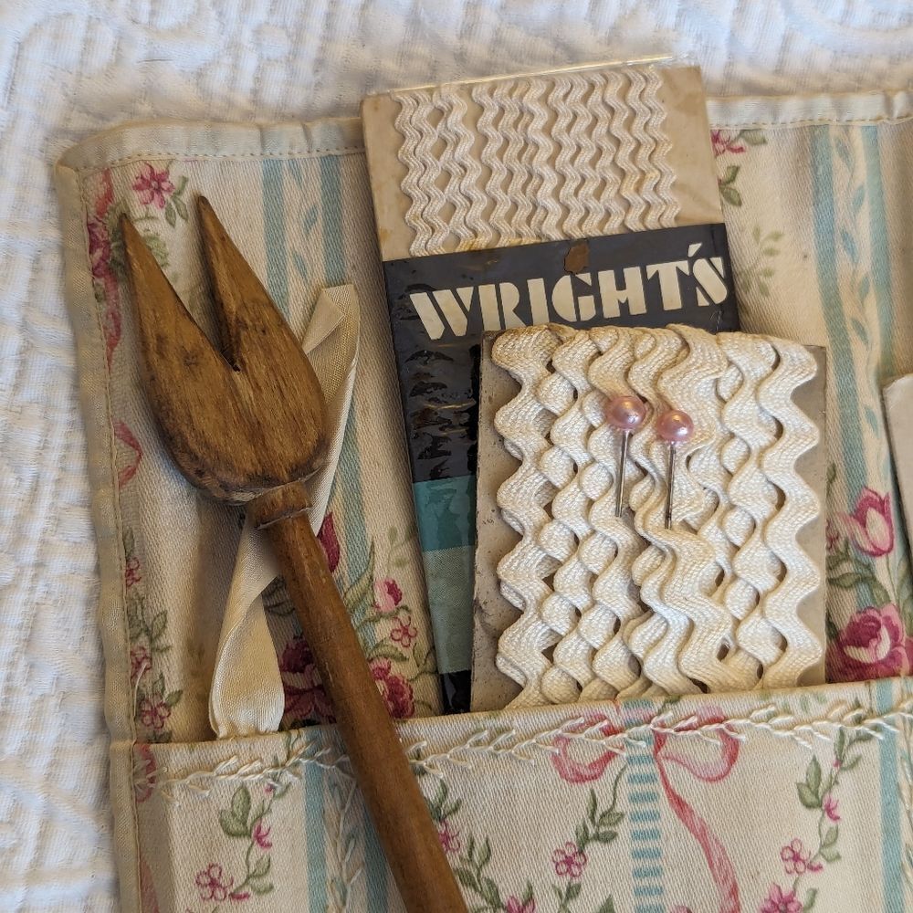 VINTAGE Sewing Kit Lace Buttons Scissors - Picture 5 of 8
